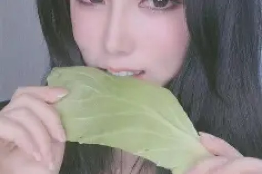 热搜上顶流男明星的八卦好无聊。