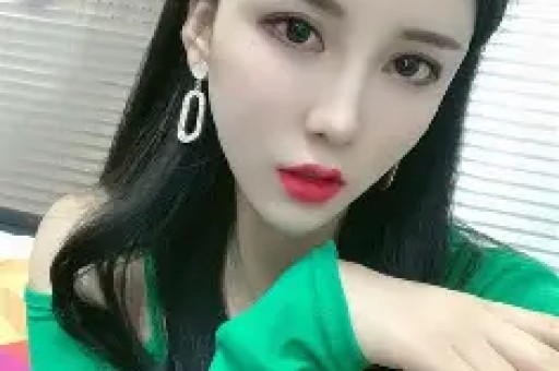 关晓彤曝出酒吧瓜深夜带助理去酒吧网友质疑她是深夜酗酒买醉